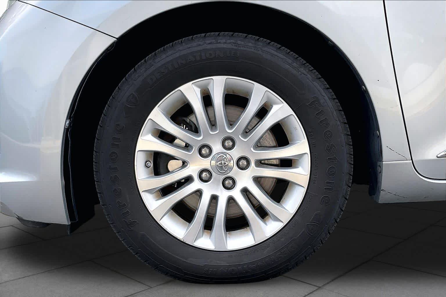 Used 2014 Silver Sky Metallic Toyota XLE image 10