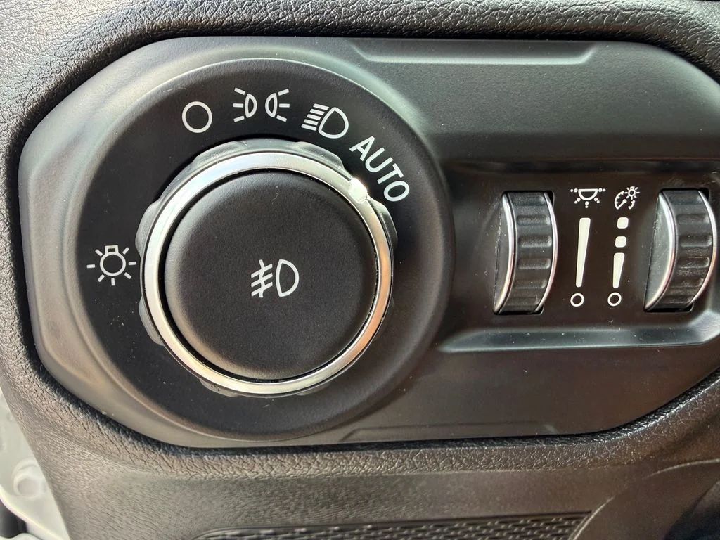 Used 2020 White Jeep Unlimited Sahara image 18