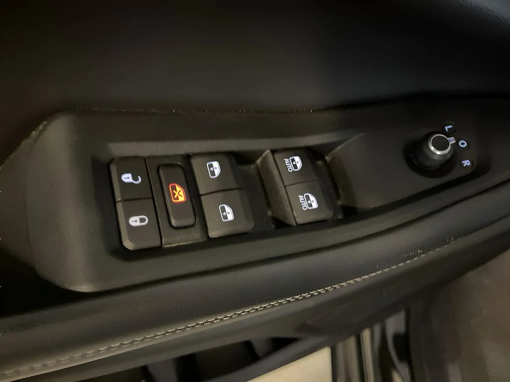 Used 2023 Diamond Black Crystal Pearl Jeep Limited image 37