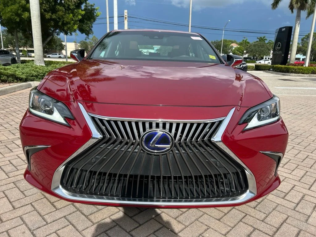 Used 2019 Red Lexus 300h image 8