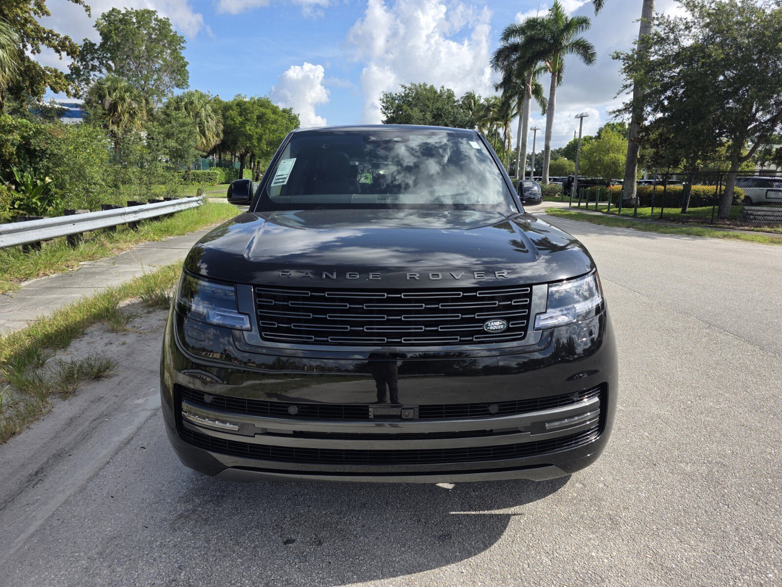 New 2026 Santorini Black Land Rover SE image 8