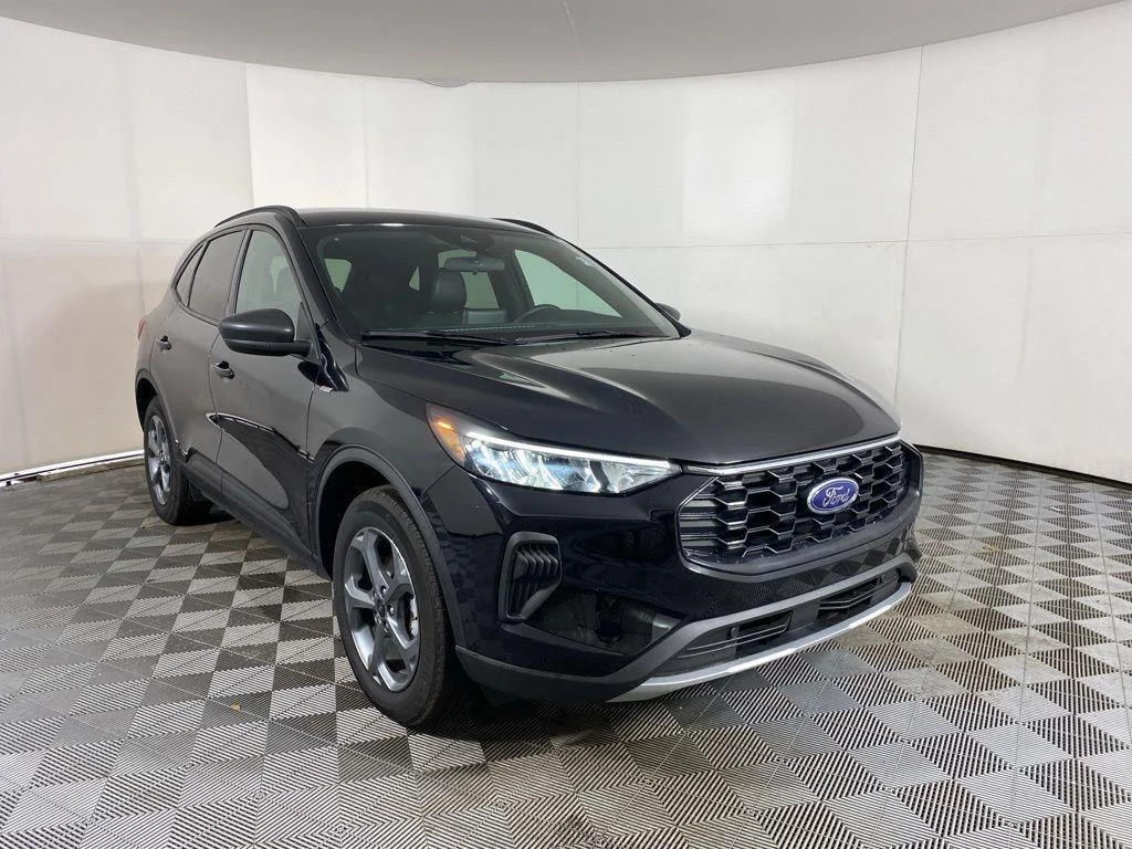 Used 2025 Agate Black Metallic Ford ST-Line image 9