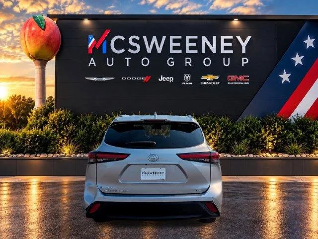 Used 2020 White Toyota XLE image 4