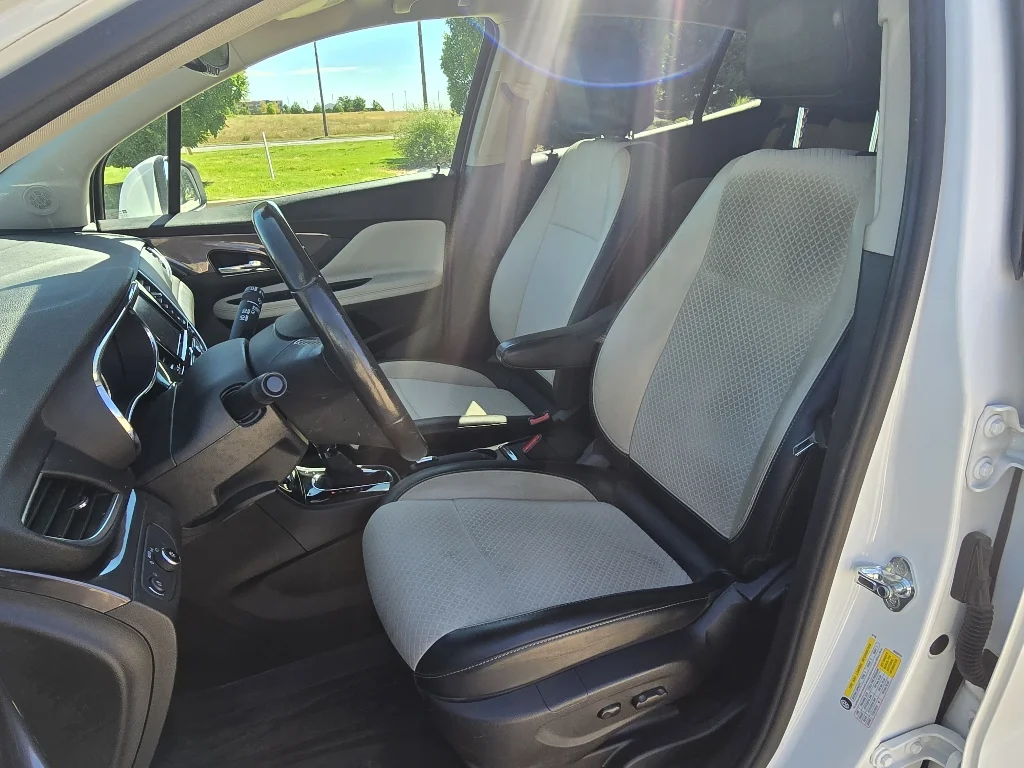 Used 2022 Summit White Buick Preferred image 13