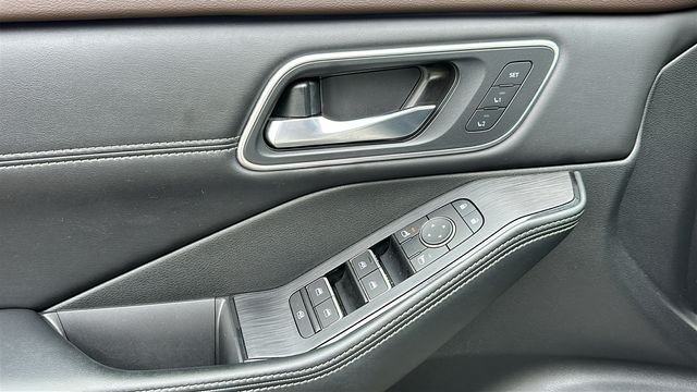 Used 2023 White Nissan Platinum image 9