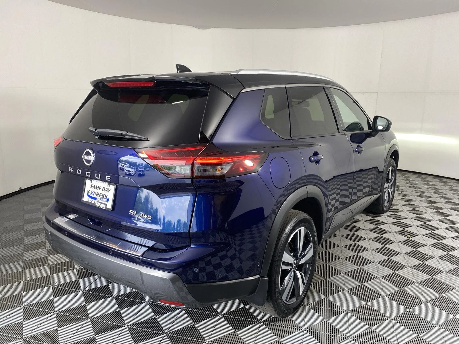 Used 2024 Deep Ocean Blue Pearl/Super Black Nissan SL image 9