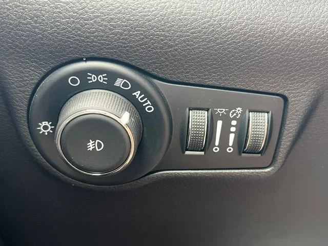 Used 2025 White Jeep Limited image 26
