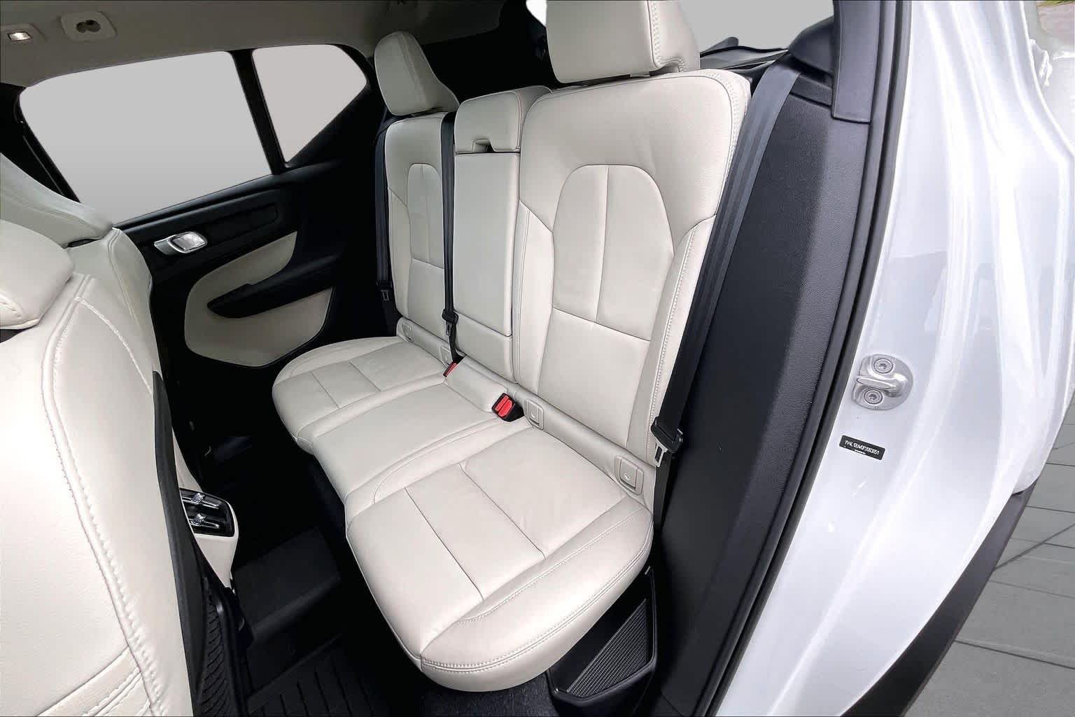 Used 2023 Crystal White Metallic Volvo Plus Dark Theme image 21