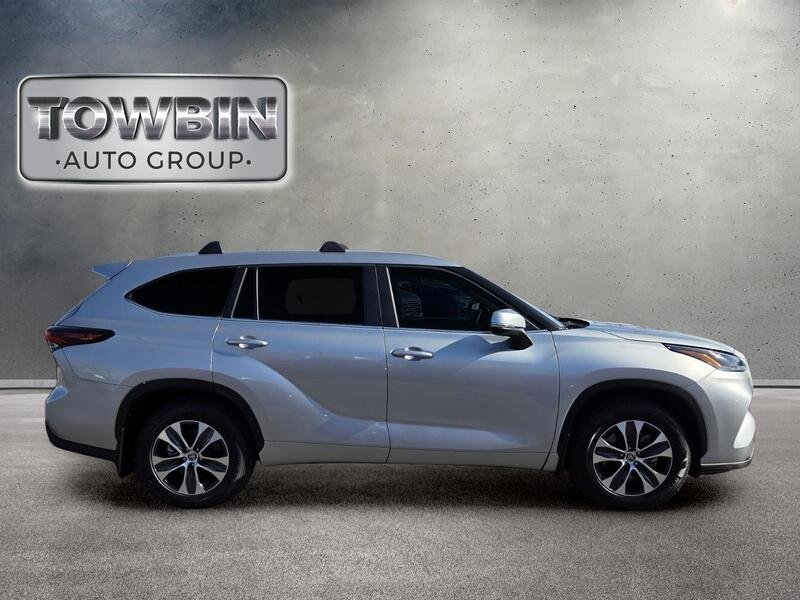 Used 2025 Silver Toyota XLE image 3
