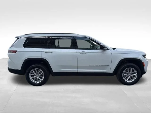 New 2026 Bright White Clear-Coat Exterior Paint Jeep Laredo image 8