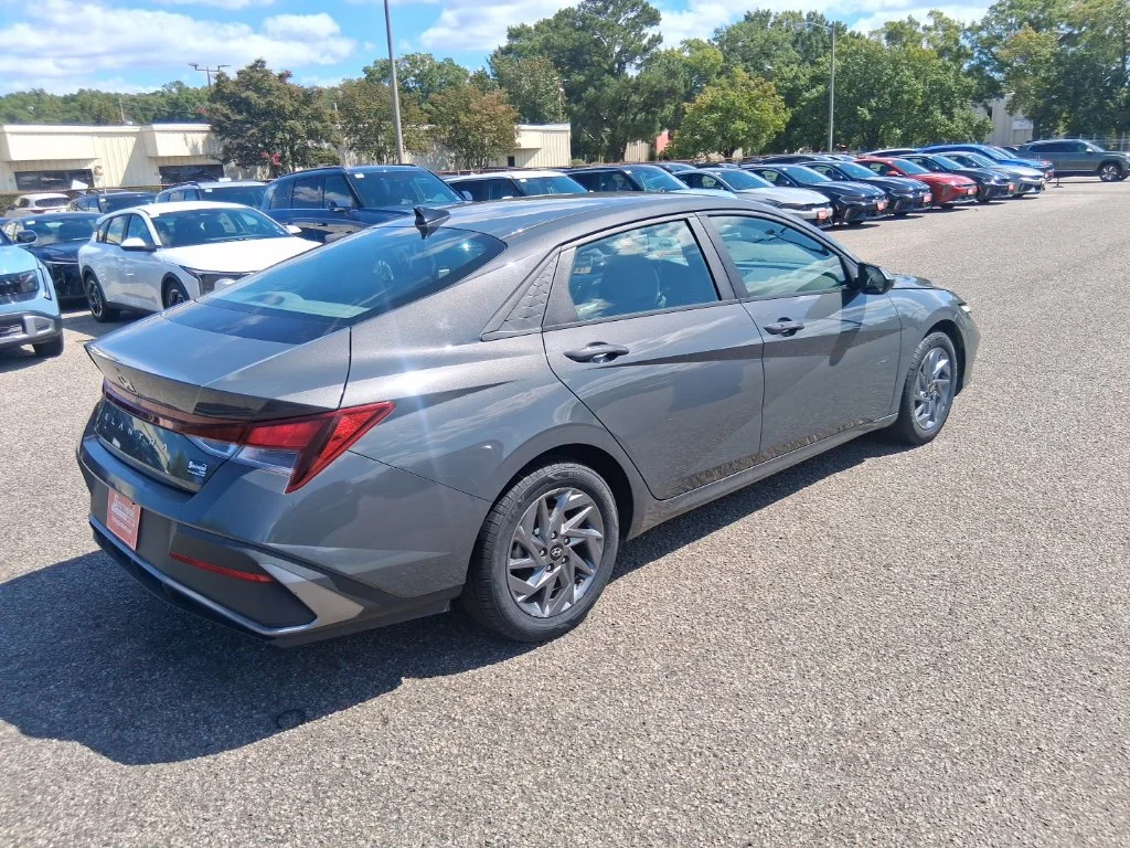 Used 2024 Gray Hyundai SEL image 5