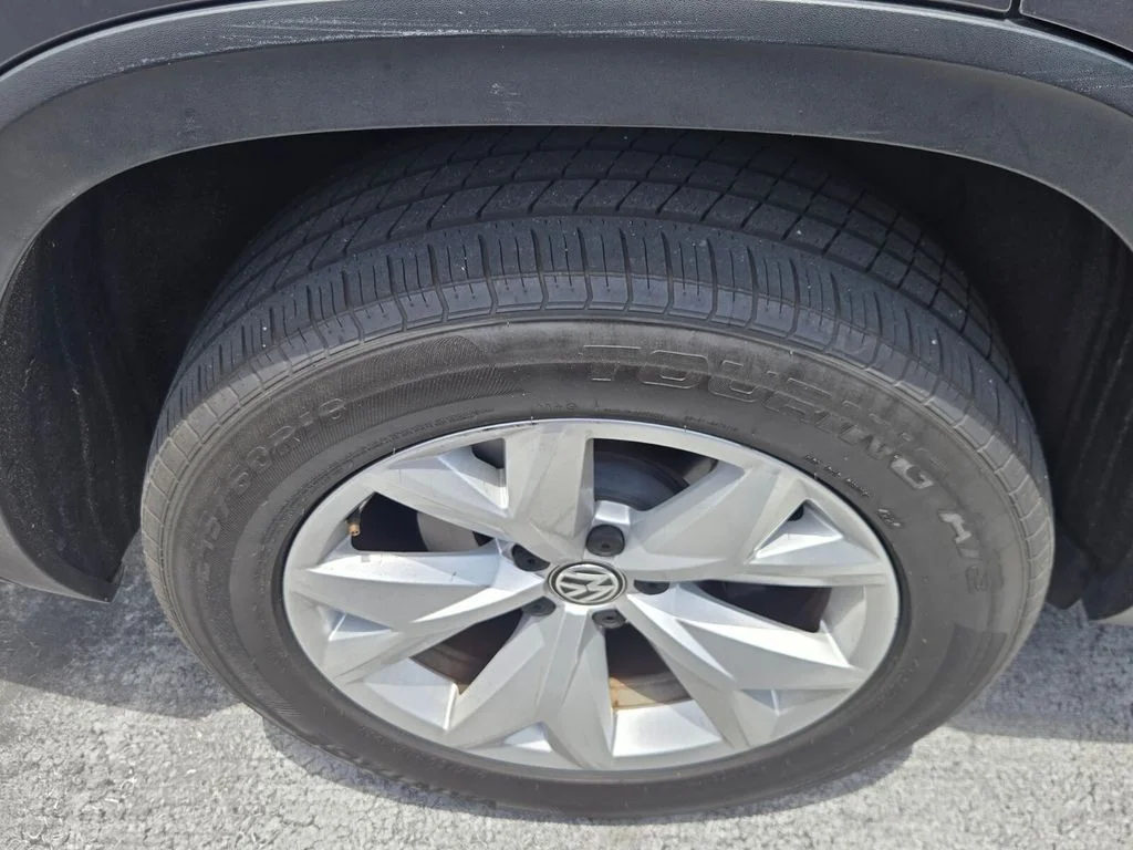 Used 2018 Gray Volkswagen SEL image 5