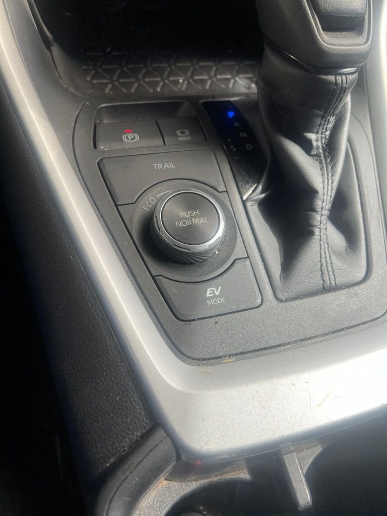 Used 2022 White Toyota XLE image 16