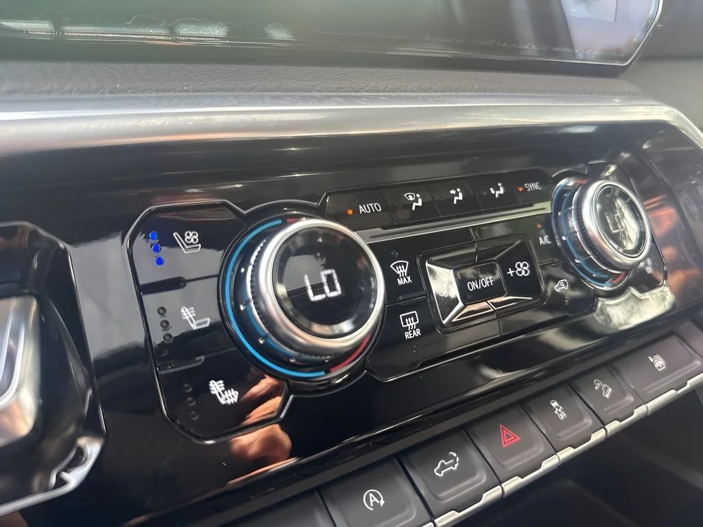 Used 2022 WHITE FROST TRICOAT GMC Denali image 18