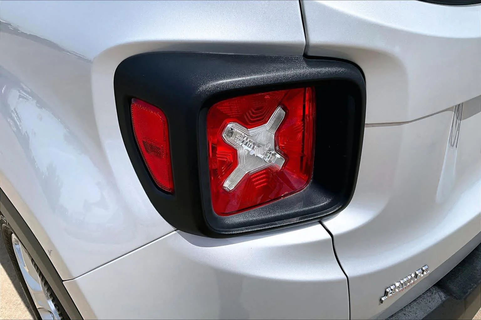 Used 2018 Glacier Metallic Jeep Latitude image 27