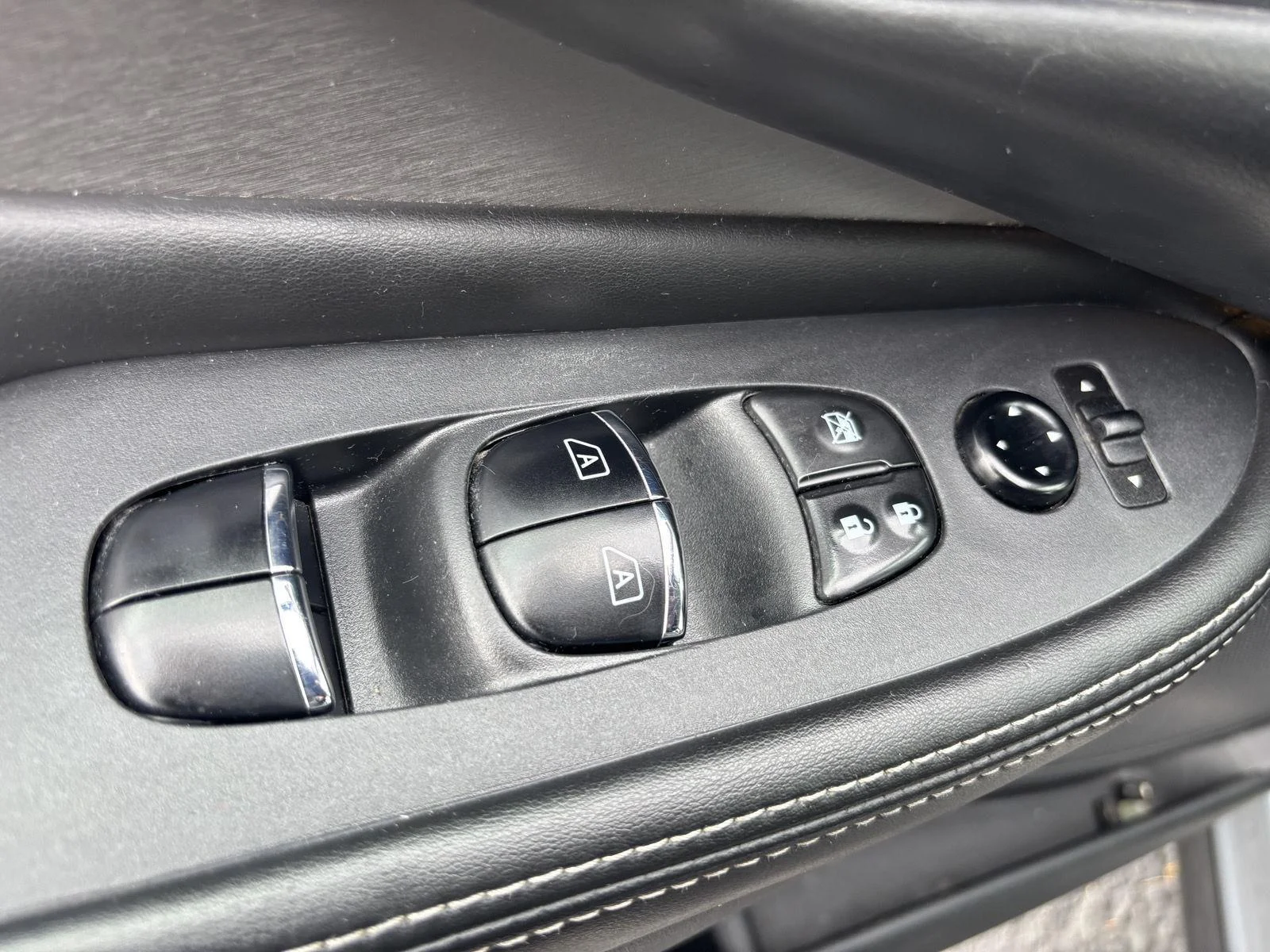 Used 2022 Boulder Gray Pearl Nissan SL image 9