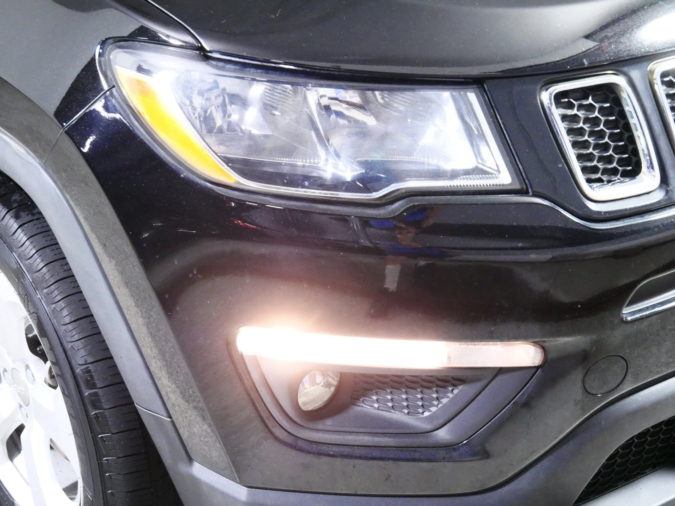 Used 2017 Diamond Black Crystal Pearlcoat Jeep Latitude image 16