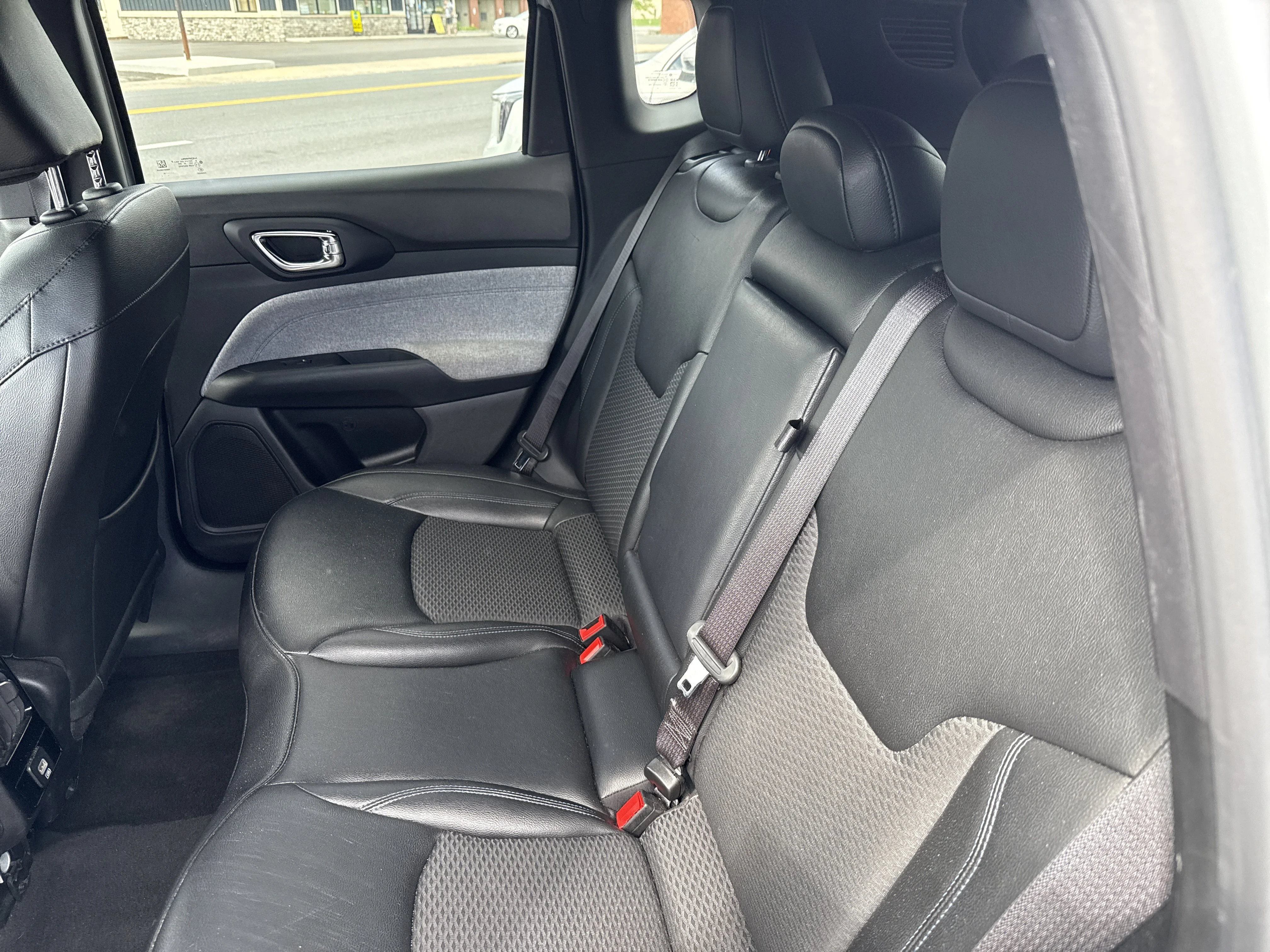 Used 2024 Silver Zynith Metallic Clearcoat Jeep Latitude image 13
