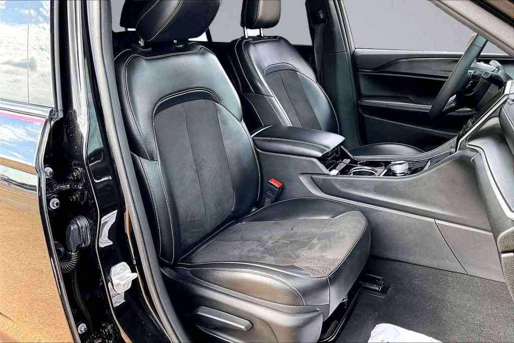 Used 2023 Black Jeep Altitude image 7