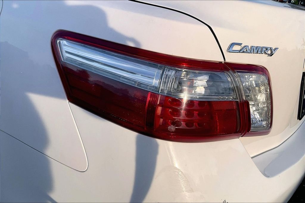 Used 2007 White Toyota Base image 28