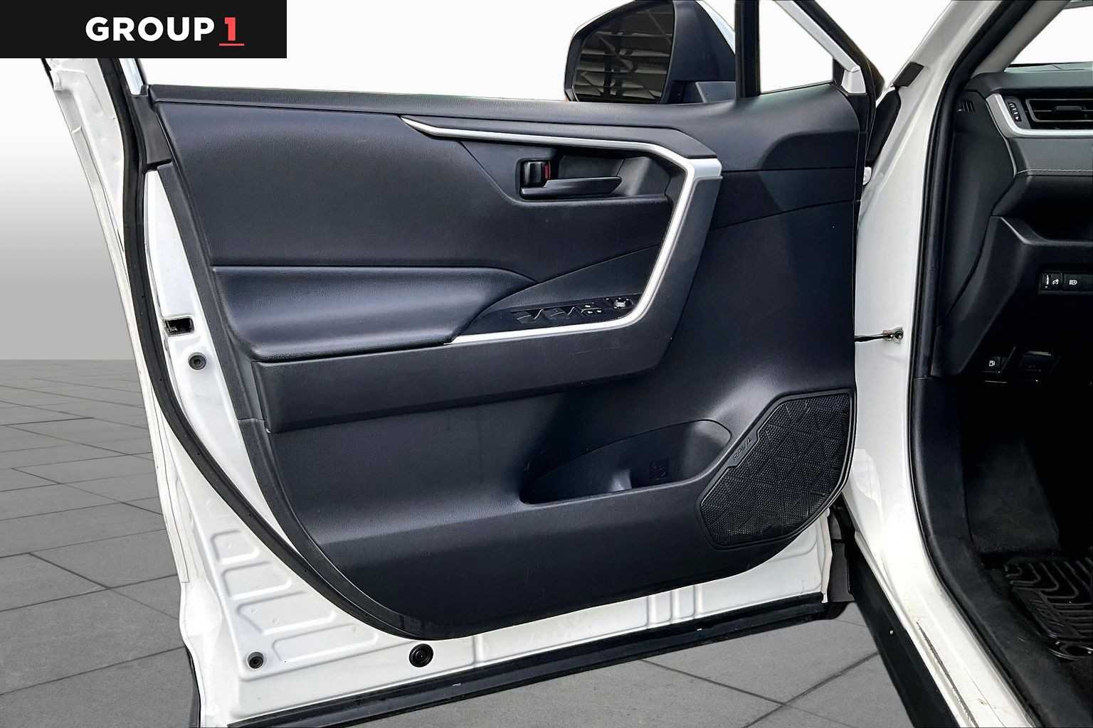 Used 2020 Super White Toyota Hybrid LE image 22