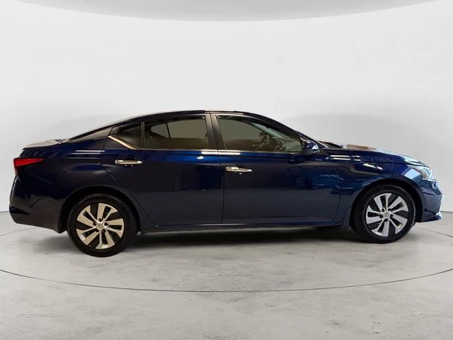 Used 2019 Blue Nissan 2.5 S image 7