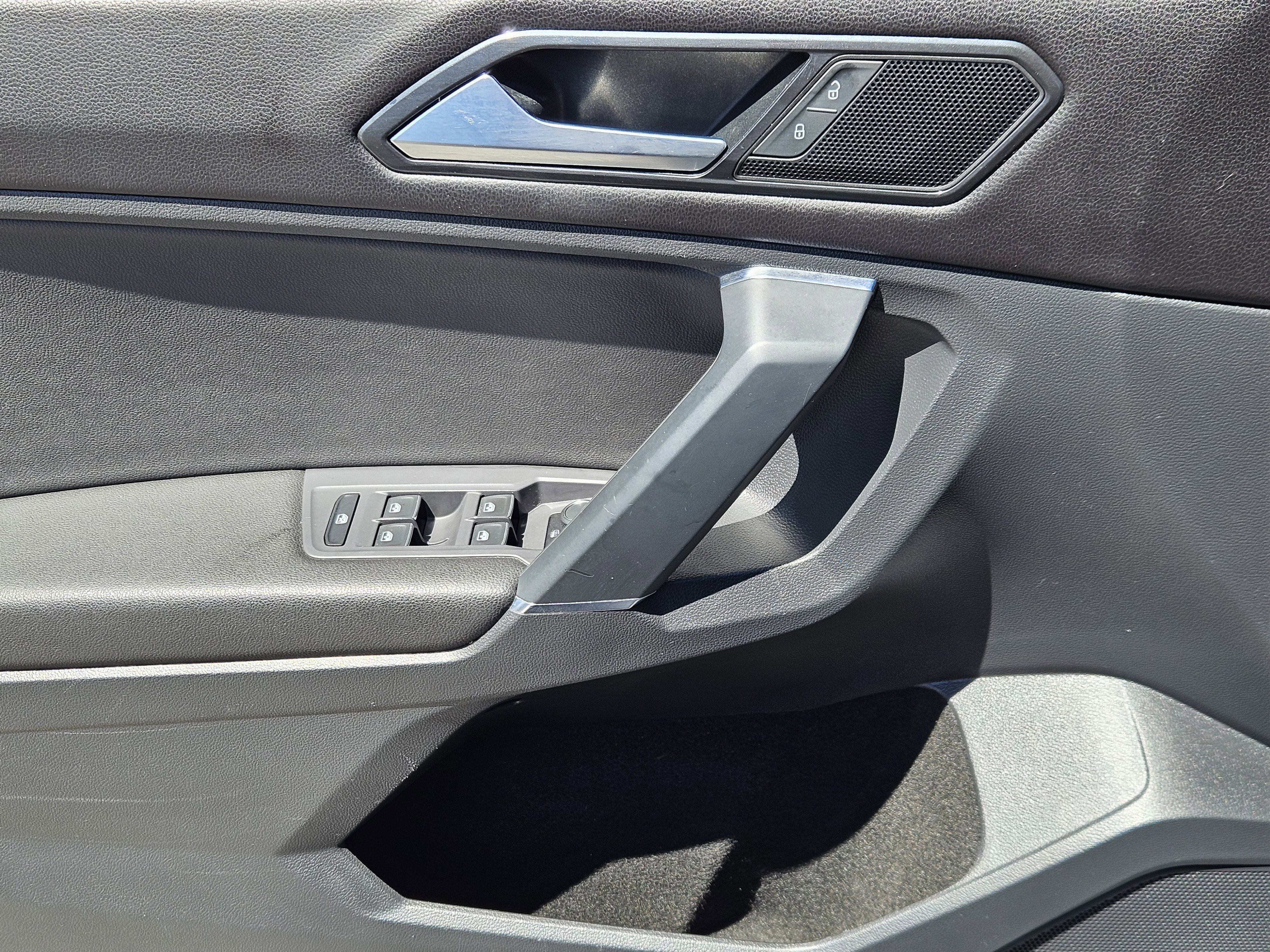 Used 2018 GRAY Volkswagen 2.0T SE 4Motion image 23