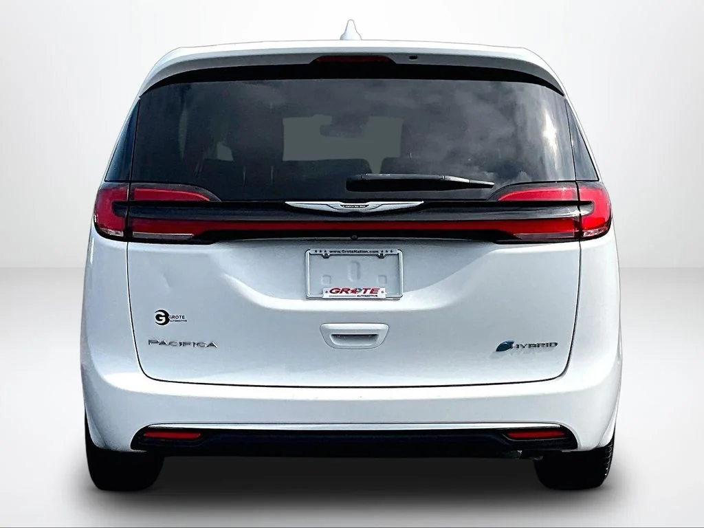 Used 2022 White Chrysler Touring L image 4