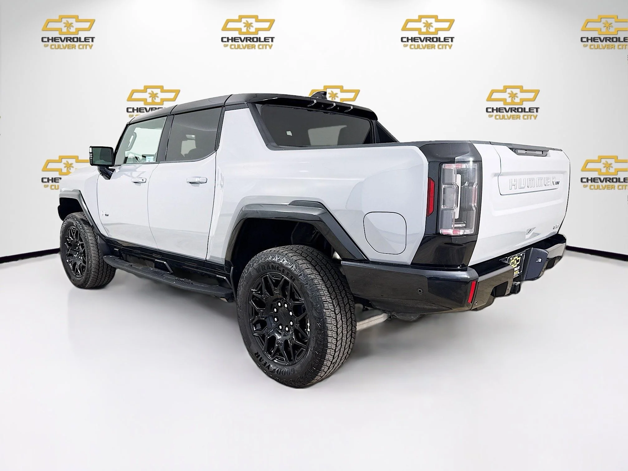 Used 2025 Meteorite Metallic (Grey) GMC 2X image 6