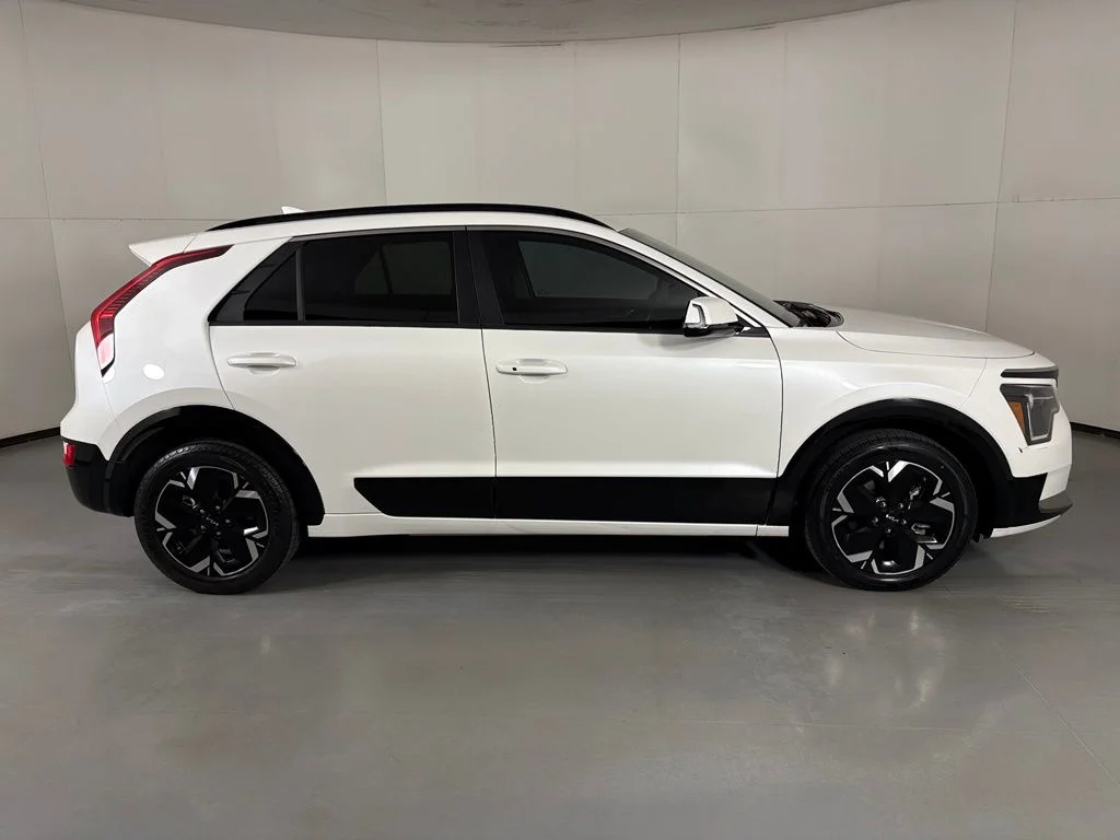 Used 2023 White Kia Wind image 9