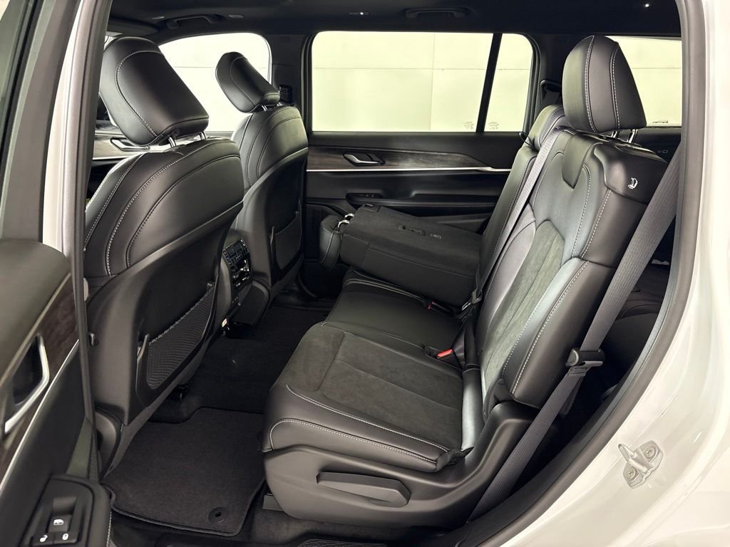 New 2026 Bright White Clear-Coat Exterior Paint Jeep Altitude image 25