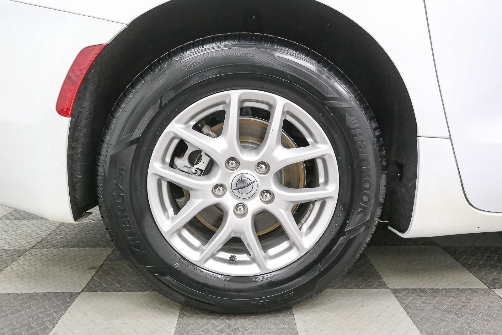 Used 2024 Bright White Clearcoat Chrysler LX image 18