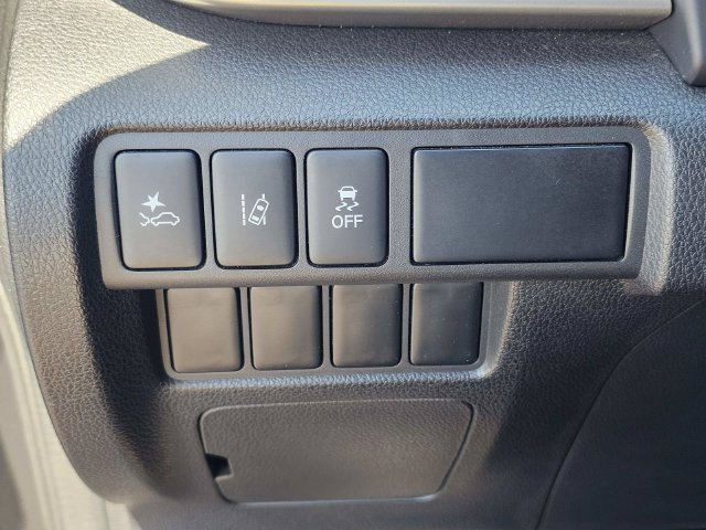 Used 2022  Mitsubishi LE image 20