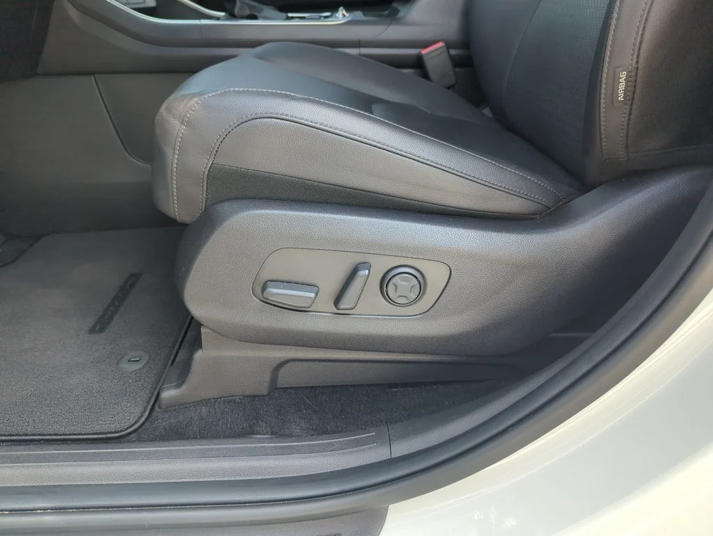 Used 2025 White Kia SX Prestige image 13