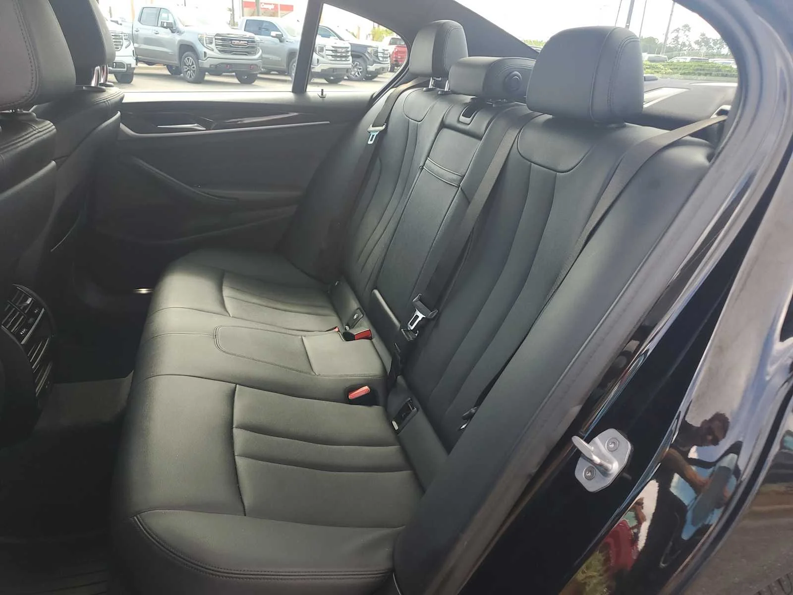 Used 2020 Black Sapphire Metallic BMW 530e iPerformance image 22