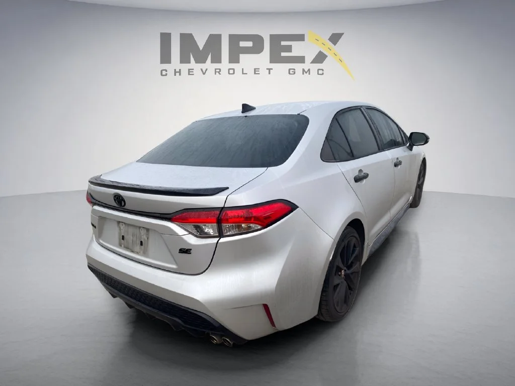 Used 2022  Toyota SE image 5