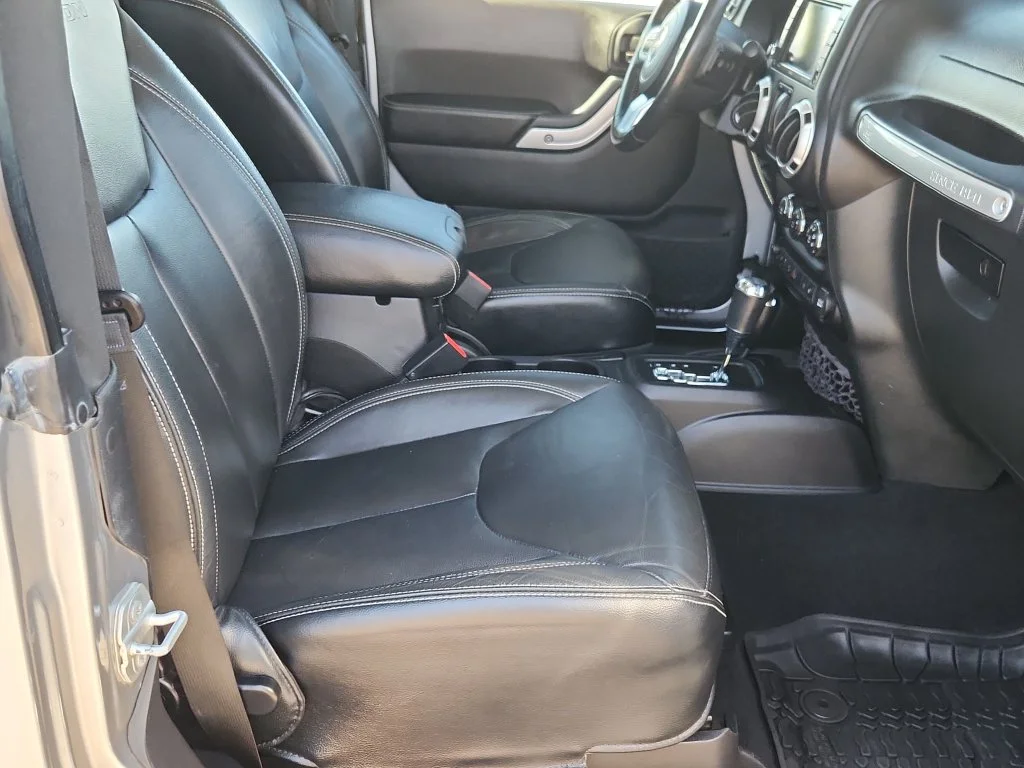 Used 2016 Silver Jeep Rubicon image 12