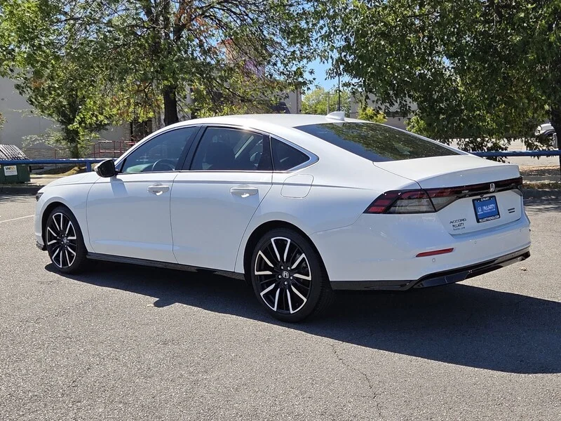 Used 2025 Platinum White Pearl Honda TOURING image 3