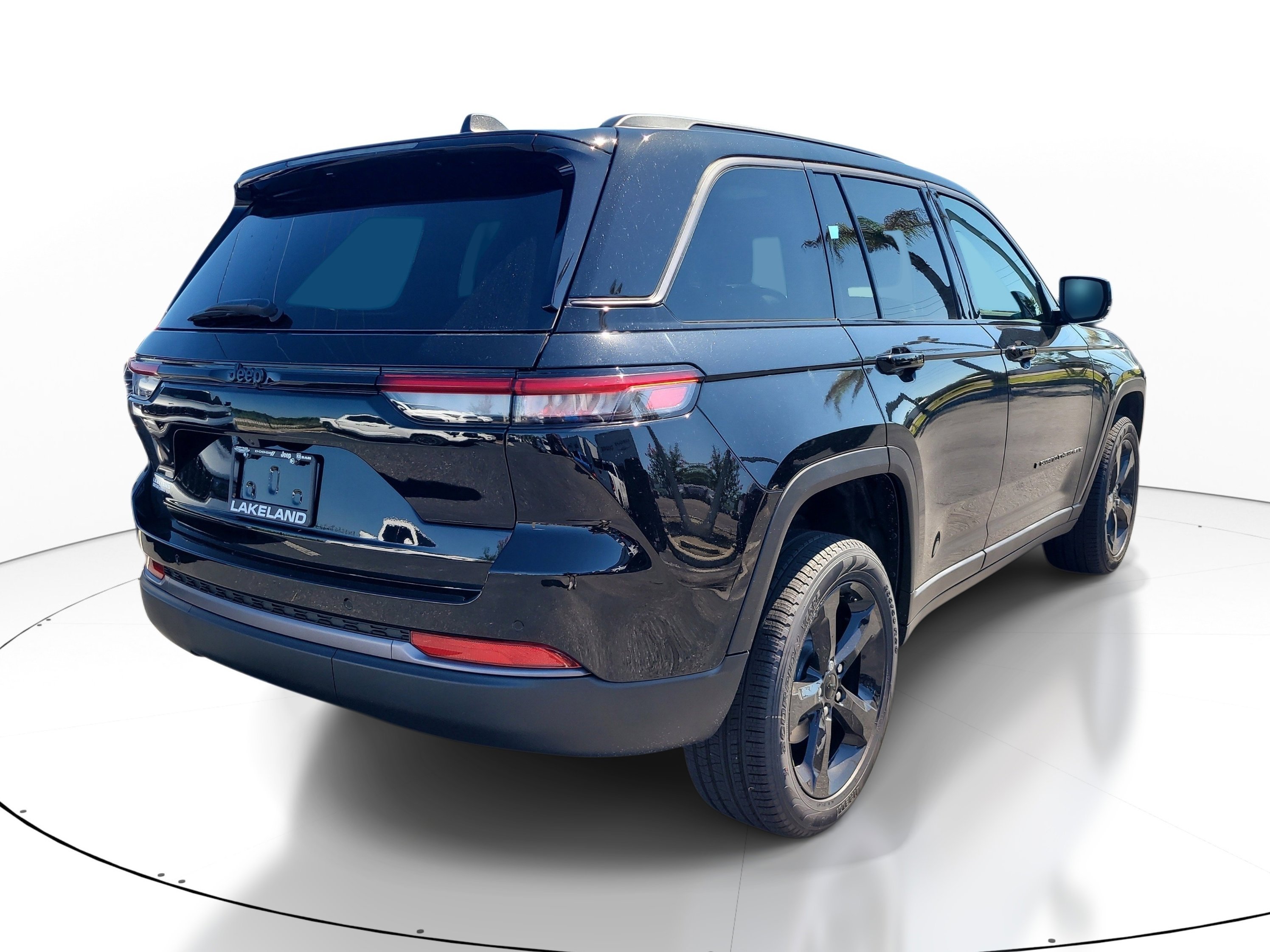 New 2026 Diamond Black Crystal Pearl-Coat Exterior Paint Jeep Limited image 6