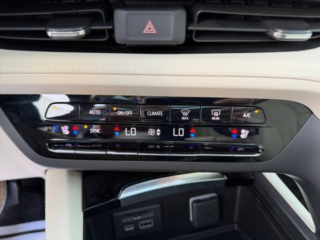 Used 2023 WHITE FROST TRICOAT Buick Avenir image 29