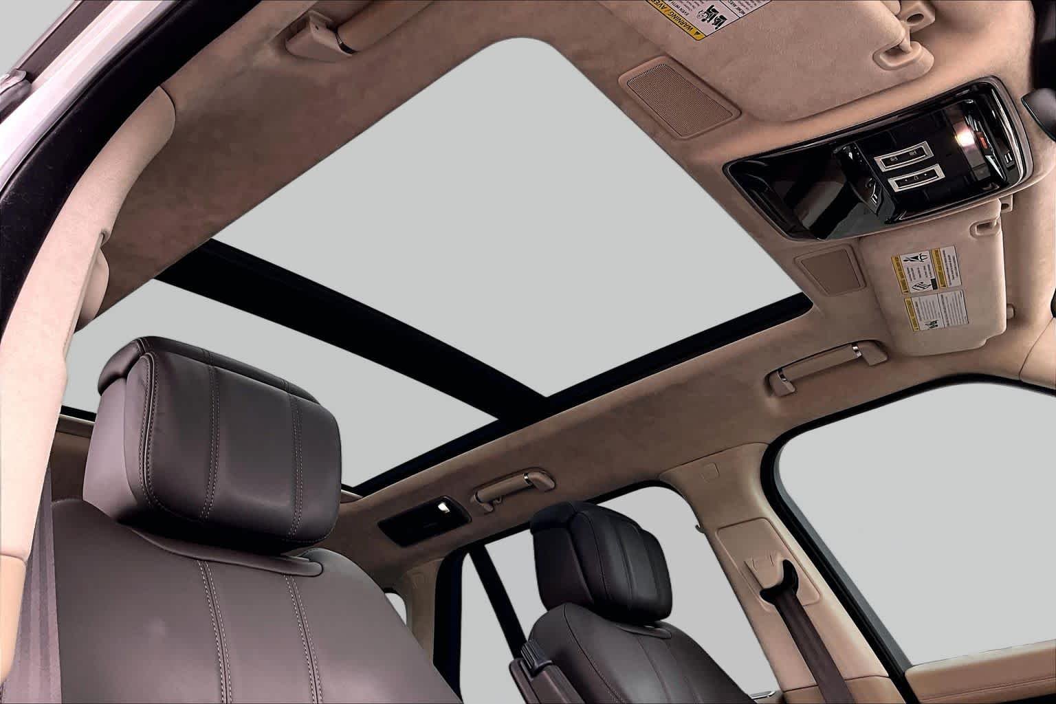 Used 2022 Fuji White Land Rover Westminster image 14