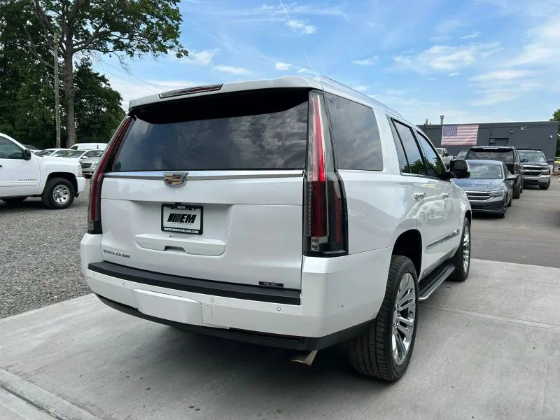 Used 2019 White Cadillac Sport Utility 4D image 12