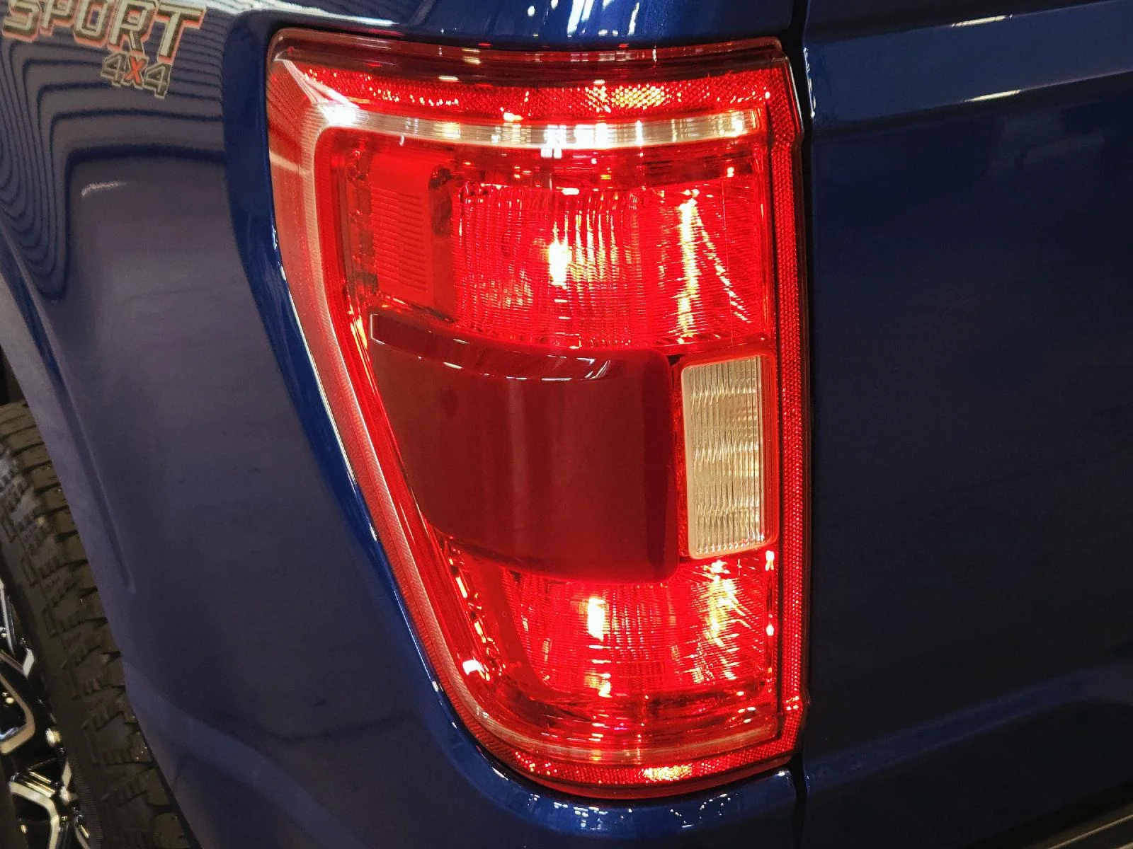 Used 2023 Atlas Blue Ford XLT image 10