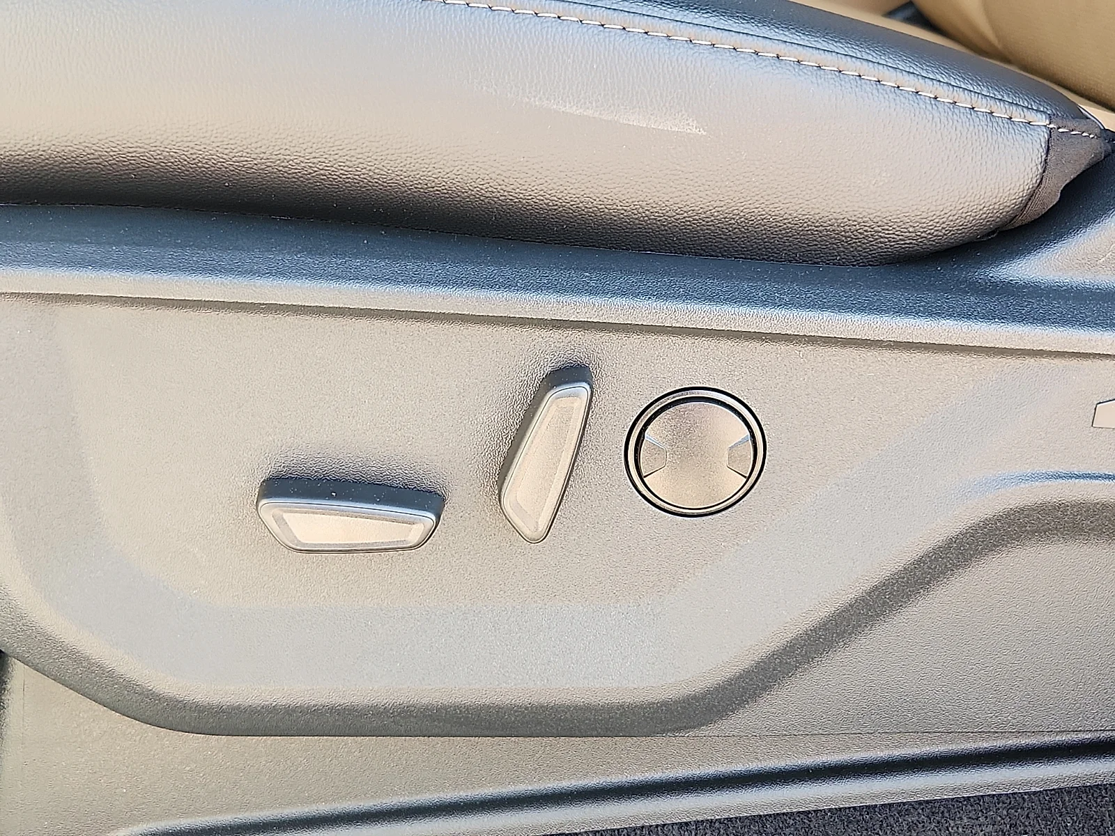 New 2026 Star White Metallic Tri-Coat Ford LARIAT image 16