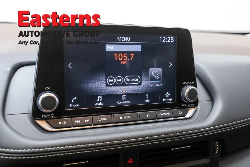 Used 2022 White Nissan S image 19