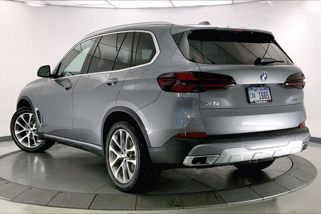 Used 2026 Skyscraper Grey Metallic BMW  image 2