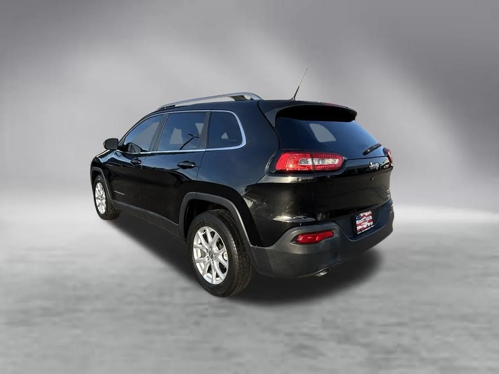 Used 2015 Brilliant Black Crystal Pearlcoat Jeep Latitude image 7