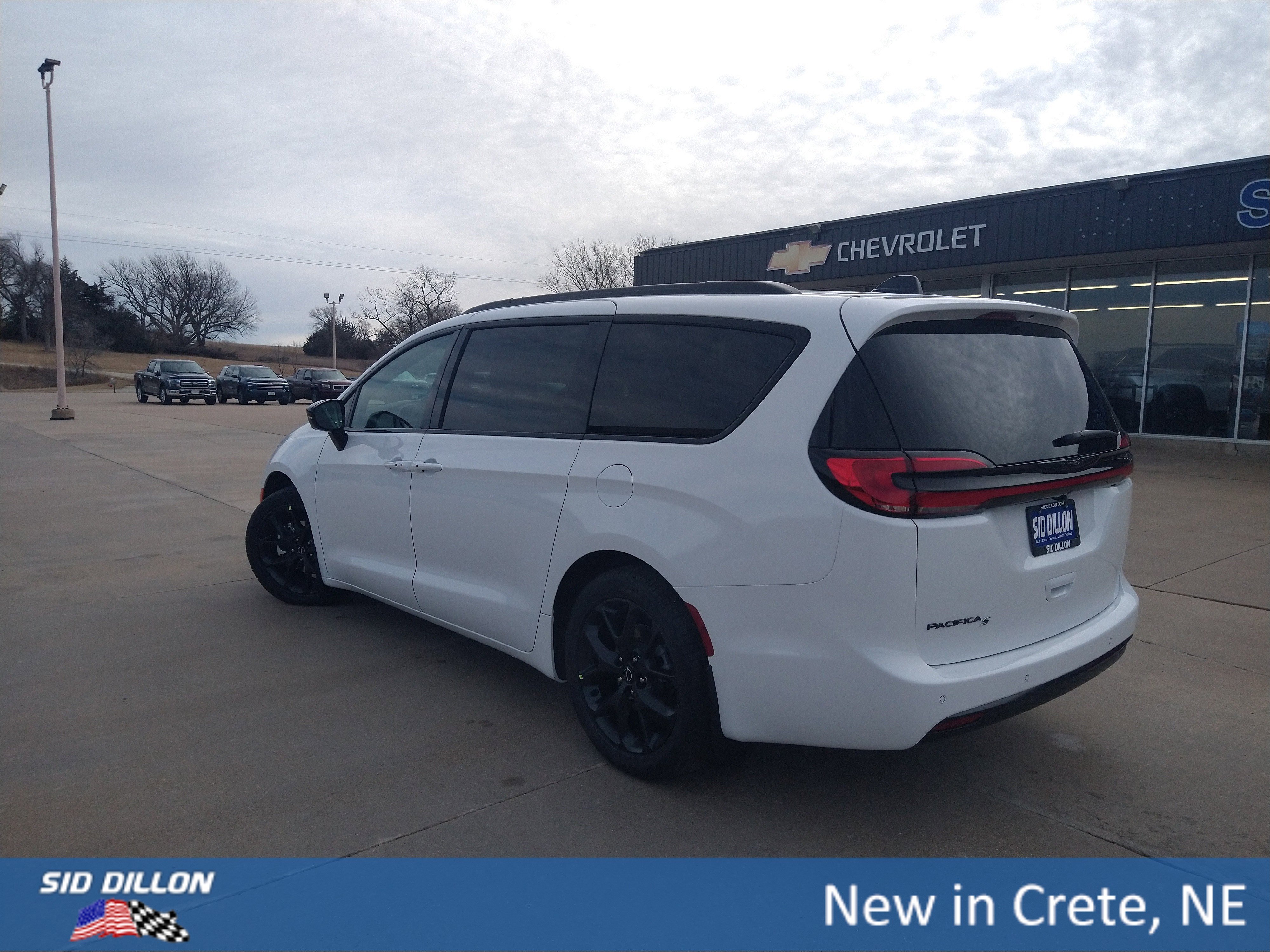 New 2026 Bright White Clear-Coat Exterior Paint Chrysler Select image 17