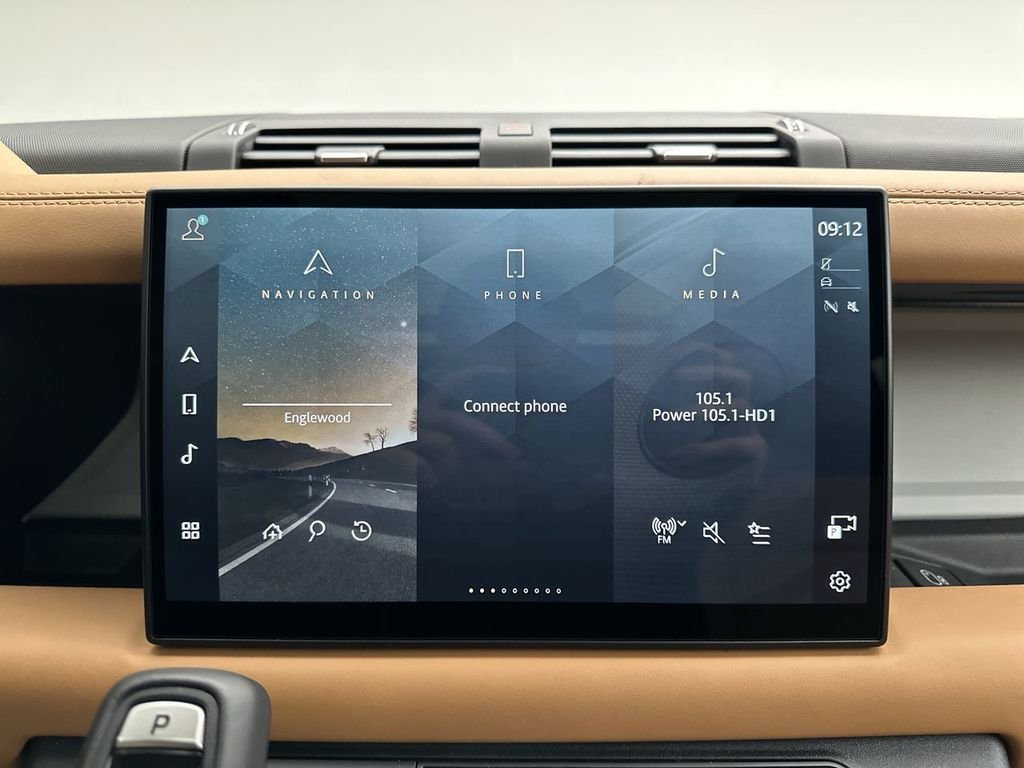 Used 2024 Fuji White Land Rover X-Dynamic SE image 19