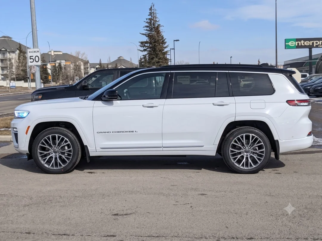 New 2026 White Jeep Summit - - 4x4 - 2.0L Turbo Engine - Adaptive Cruise Control - Blind Spot Monitor & More! image 5